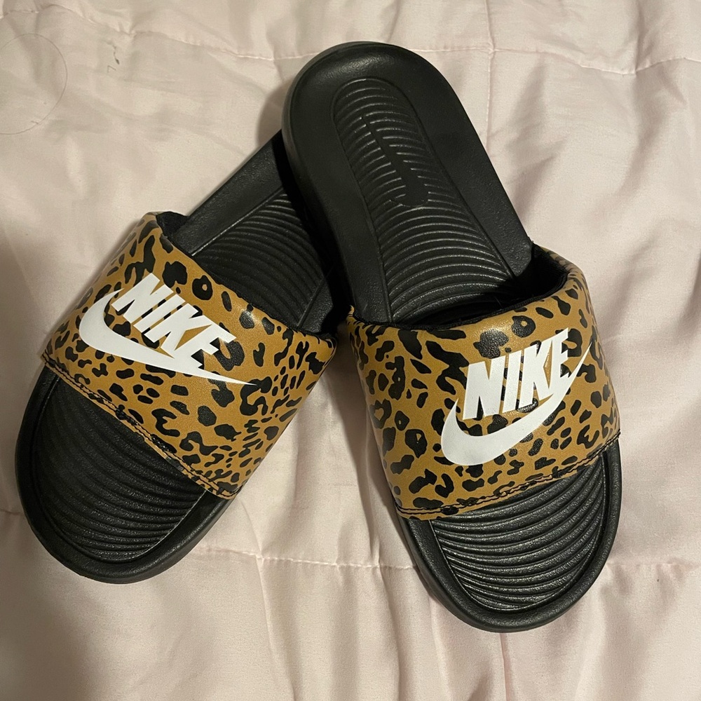 Nike Victori One print slides
